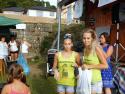 Tkanie pokrovce v prednej chyži, gazdiná sa nimi p Tkanie pokrovce v prednej chyži, gazdiná sa nimi p