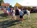 Tkanie pokrovce v prednej chyži, gazdiná sa nimi p Tkanie pokrovce v prednej chyži, gazdiná sa nimi p