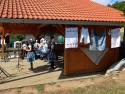 Tkanie pokrovce v prednej chyži, gazdiná sa nimi p Tkanie pokrovce v prednej chyži, gazdiná sa nimi p