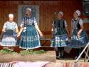 Tkanie pokrovce v prednej chyži, gazdiná sa nimi p Tkanie pokrovce v prednej chyži, gazdiná sa nimi p
