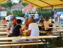 Tkanie pokrovce v prednej chyži, gazdiná sa nimi p Tkanie pokrovce v prednej chyži, gazdiná sa nimi p