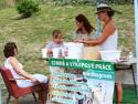 Tkanie pokrovce v prednej chyži, gazdiná sa nimi p Tkanie pokrovce v prednej chyži, gazdiná sa nimi p